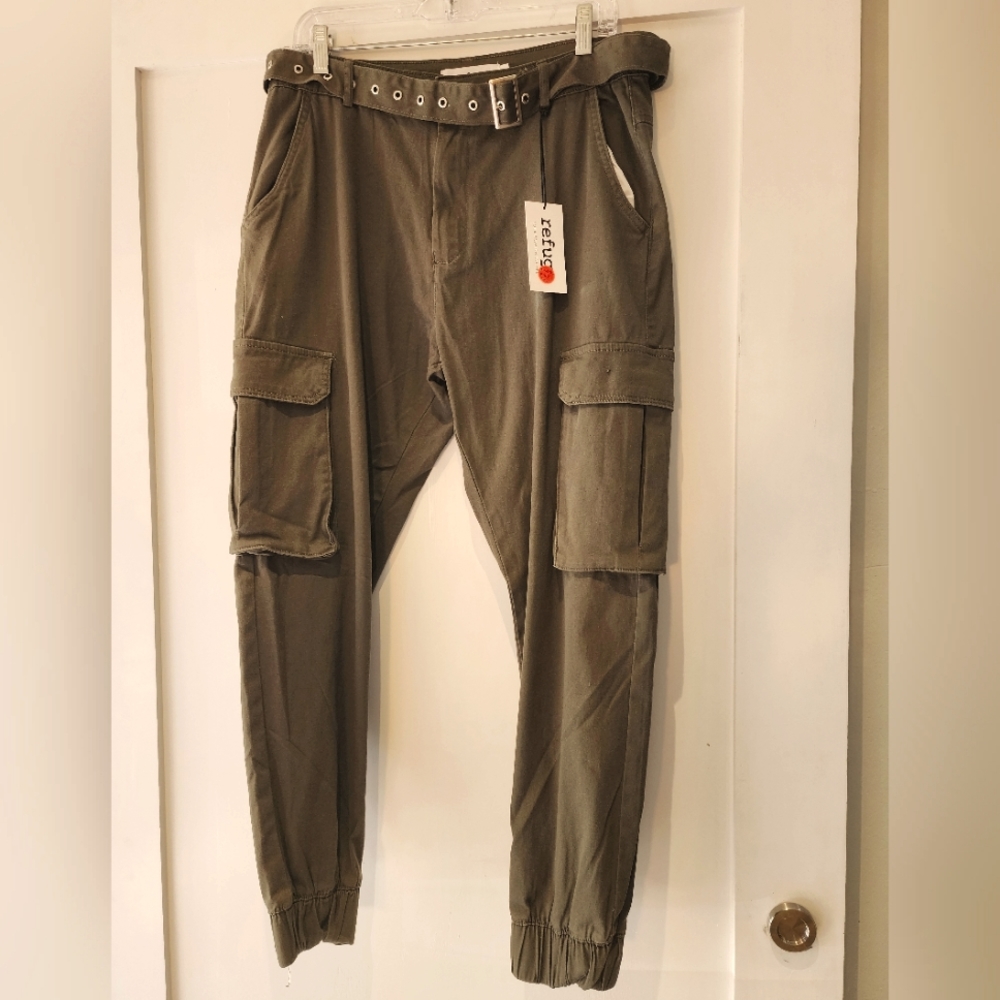 NWT Refuge Belted Cargo Jogger in olive green